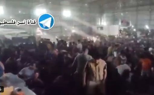 Видео: Жители Газы врываются на склад и грабят его