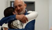 Первые кадры встречи вернувшихся девушек с родителями: фото | Фото 1