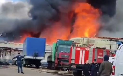 В Подмосковье горит склад с поликарбонатом