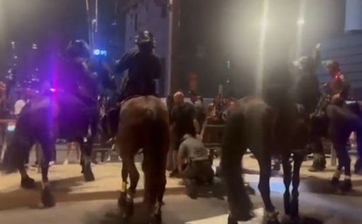 Полиция ищет демонстранта, ударившего ножом офицера на протестах в Тель-Авиве
