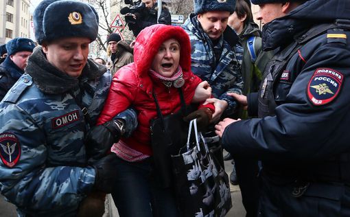На митинге в Москве задержали более 200 человек