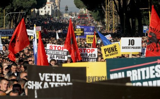 Тысячи албанцев вышли на акцию протеста