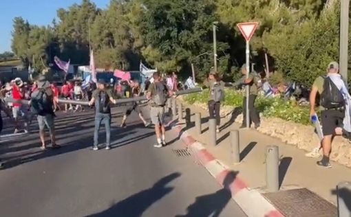 Полиция начала очищать подъезды к Кнессету, применены водометы