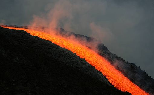 После землетрясения в Исландии началось извержение вулкана