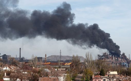 Над "Азовсталью" заметили черный дым