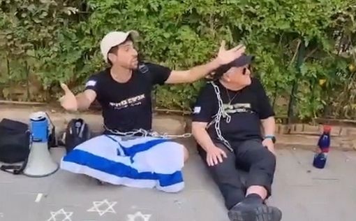 Правые активисты приковали себя у дома Гали Бахарав-Миара
