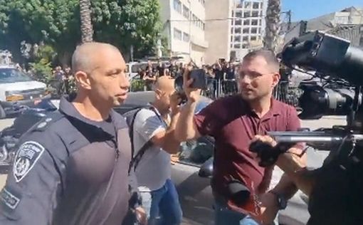 Десятки полицейских на демонстрации солидарности с офицером ЯСАМ