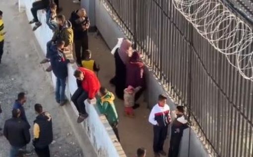 Сотни палестинцев бродят вдоль забора, ожидая милости своих братьев