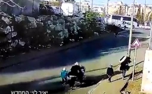 Видео: 14-летняя бьет 30-сантиметровым ножом мать на глазах у детей