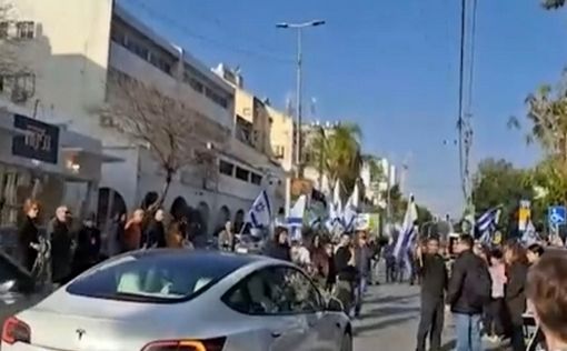 Драка протестующих с полицией на развязке Ха-Шалом