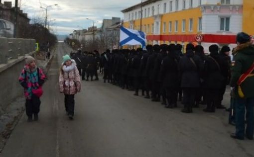 Люди мерзнут в арктических городах России