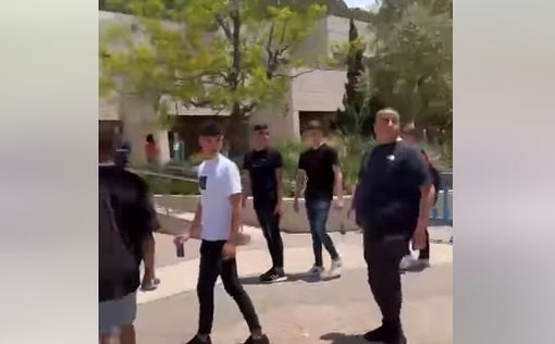 В Еврейском Университете Иерусалима плюют в студентов с израильскими флагами