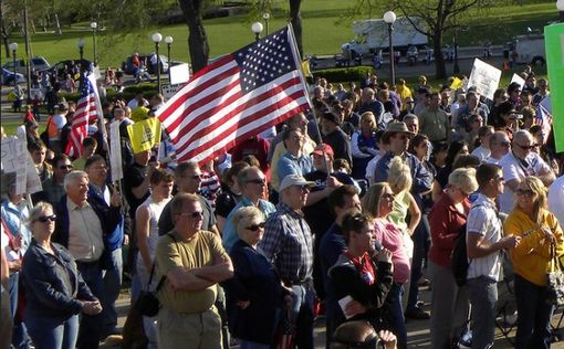 США протестуют против убийства полицейскими афроамериканцев