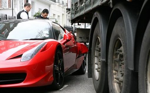 Как грузовик вспорол бок новенькому Ferrari