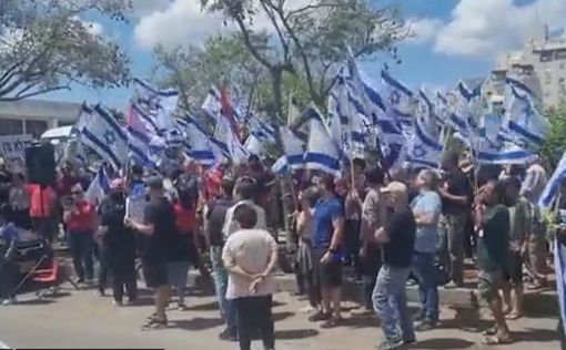 Сотни протестующих собрались перед домами министров