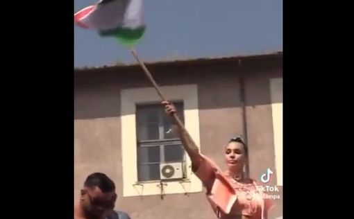 Участники парада LGBTQ в Риме оседлали ракету и трясут палестинскими флагами