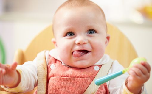 Питание для малышей: переходим от жидкой пищи к твердой