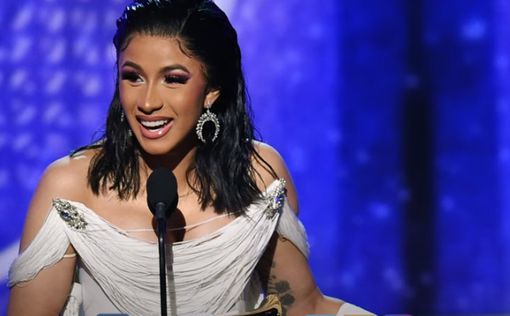 Брошенный в фанатку микрофон Cardi B ушел с молотка за огромную сумму