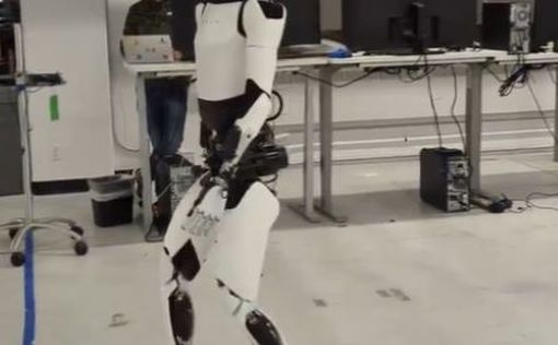 Илон Маск показал как ходит робот Optimus