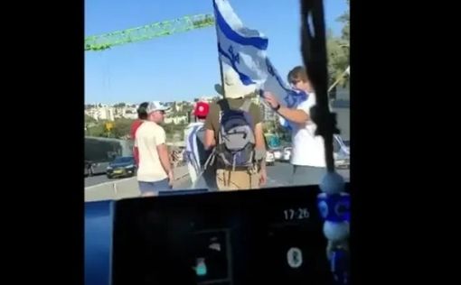 Подозреваемому в том, что разбил стекло машины с детьми постоянно угрожают