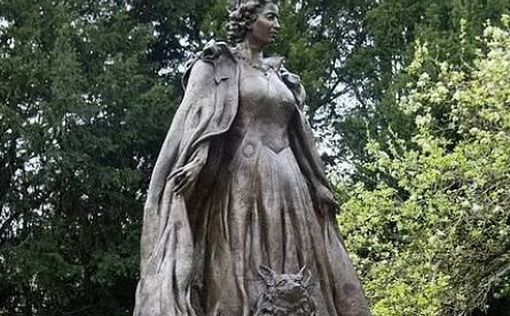 В Англии появился первый памятник Елизавете II