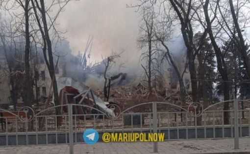 Подоляк: на драмтеатр Мариуполя сбросили сверхмощную бомбу