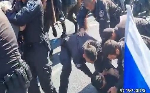 Полиция пытается очистить шоссе Аялон, началась драка с демонстрантами