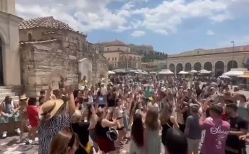 На пляже в Тель-Авиве и в Афинах празднуют спасение четырех заложников