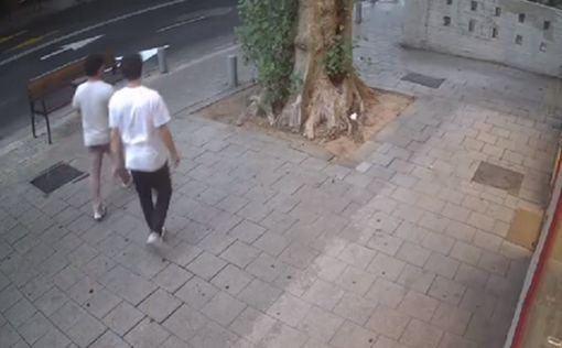 Видео: обломок ракеты чуть не упал пешеходам на голову