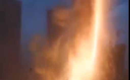 В Китае молния ударила в небоскреб