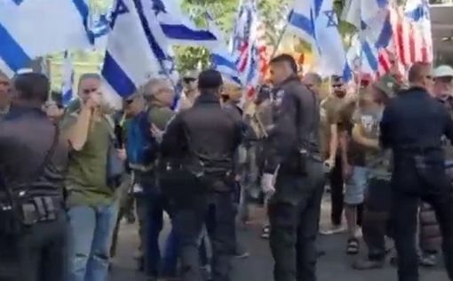 Десятки протестующих против правовой революции возле дома Нетаниягу