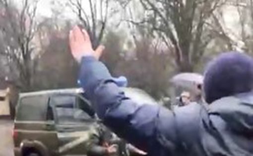 Жители Мелитополя блокировали колонну техники РФ