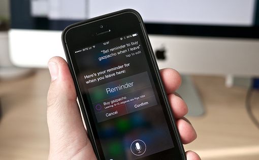 "Отец" Siri назвал ее глупой