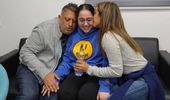 Первые кадры встречи вернувшихся девушек с родителями: фото | Фото 1
