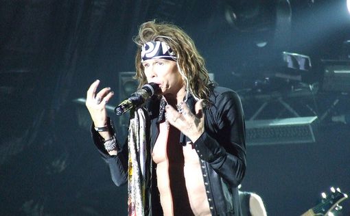 68-летний лидер Aerosmith обручился с 28-летней