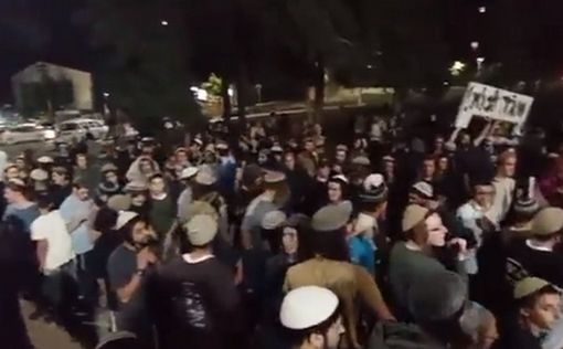 "Командир батальона - предатель". Бурные протесты, солдаты подверглись нападению