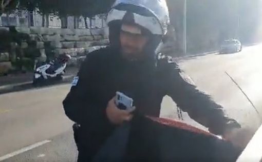 В Петах-Тикве муниципальные инспекторы сорвали плакаты против правовой реформы