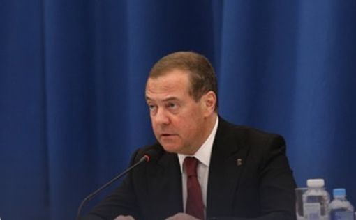 Медведев: Ряд стран готов напрямую поставить Ирану ядерное оружие