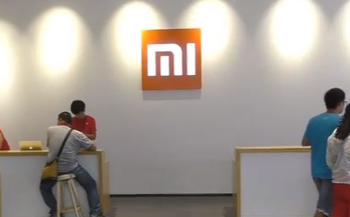 Xiaomi анонсировал смартфон с "дырявым" экраном