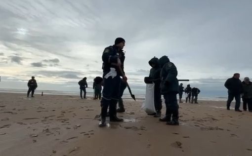 На побережье Черного моря продолжает разливаться мазут