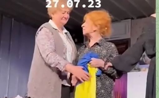 Лия Ахеджакова вышла на сцену с флагом Украины