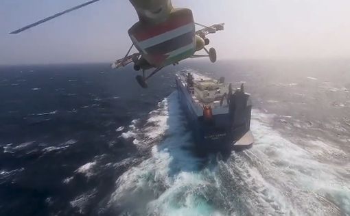Хути в вертолете с палестинским флагом высаживаются на израильское судно