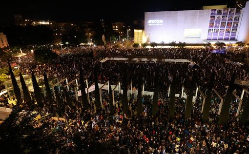Тысячи людей собираются в 95 местах по всей стране на еженедельный протест