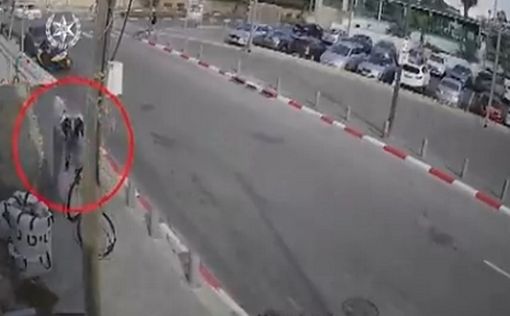 Видео атаки в Яффо: Террорист с ножом атакует 67-летнего репатрианта