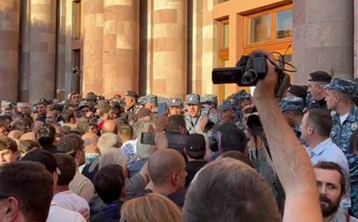 Бои за Нагорный Карабах: в Ереване штурмуют здание правительства