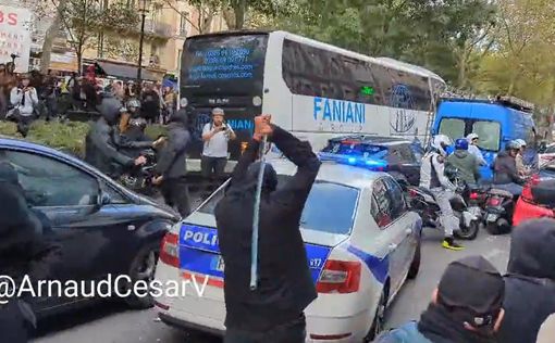 Протестующие напали на полицейскую машину во время демонстрации в Париже. Видео