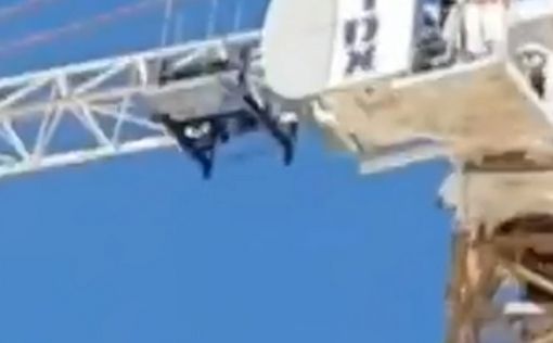 Под обломками крана в Явне ищут пятого рабочего