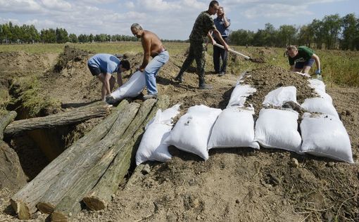 Жители Мариуполя делают окопы и проводят демонстрации за мир