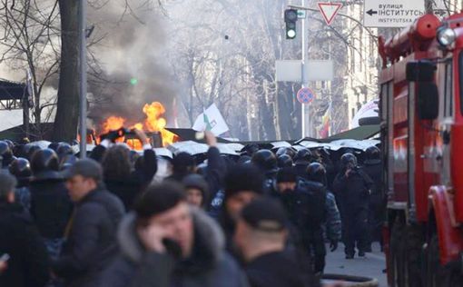 В Киеве подожгли офис Партии Регионов