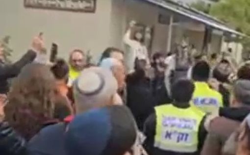 В кибуце Беэри сегодня вносили новый свиток Торы